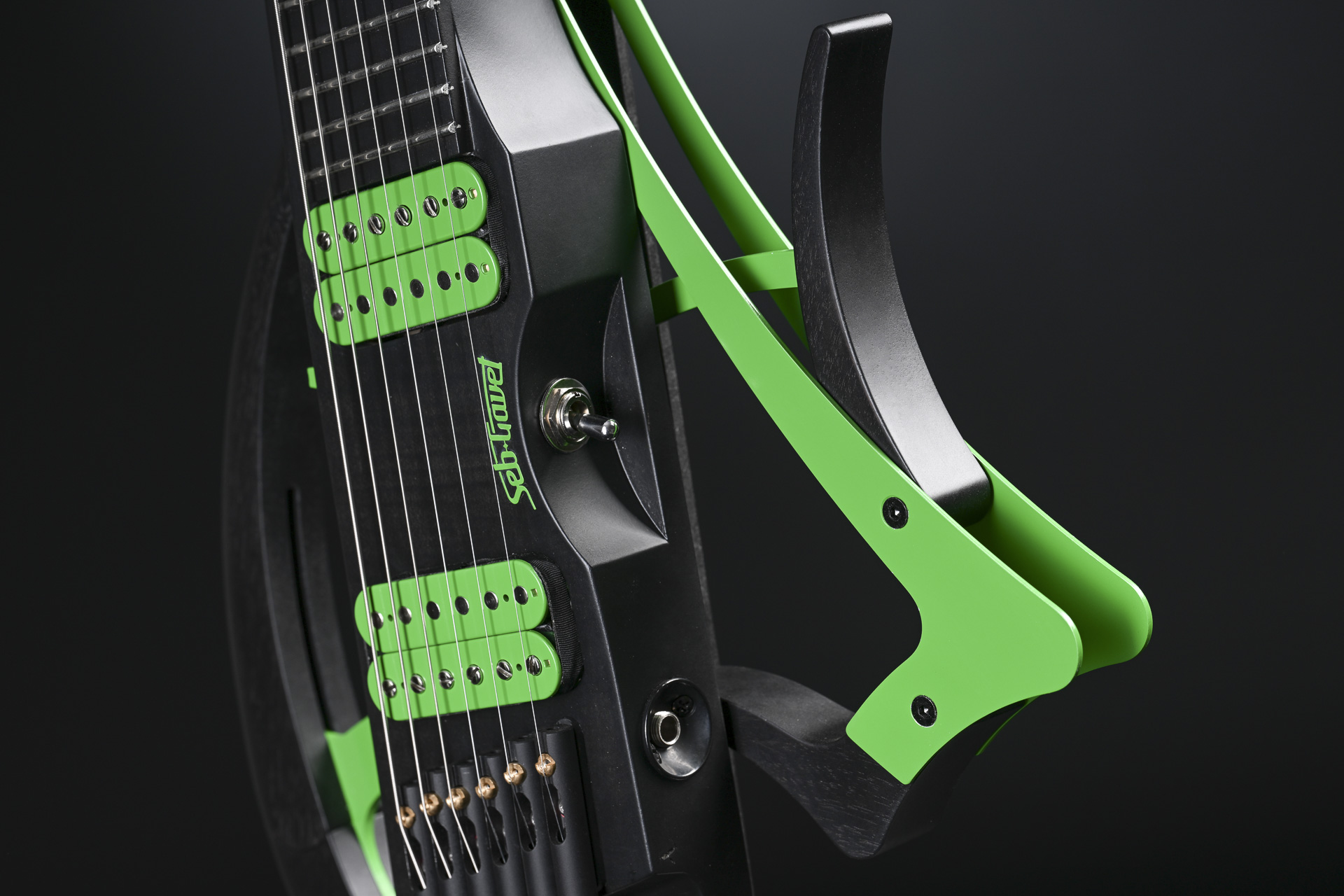 Guitare-electrique-multidiapason-sans-tête