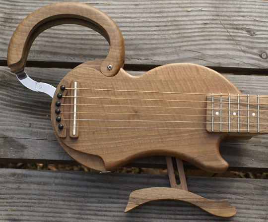 Guitare-table-noyer-ondé