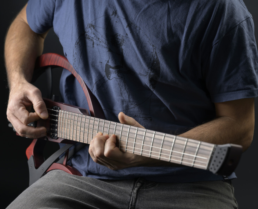 position-jeu-assis-guitare-headless-mantispa