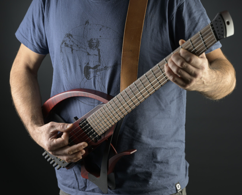 position-jeu-debout-guitare-headless