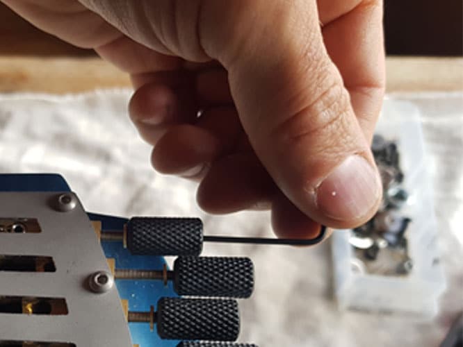 desserrage vis Montage des cordes et réglage des pontets de la Mantispa