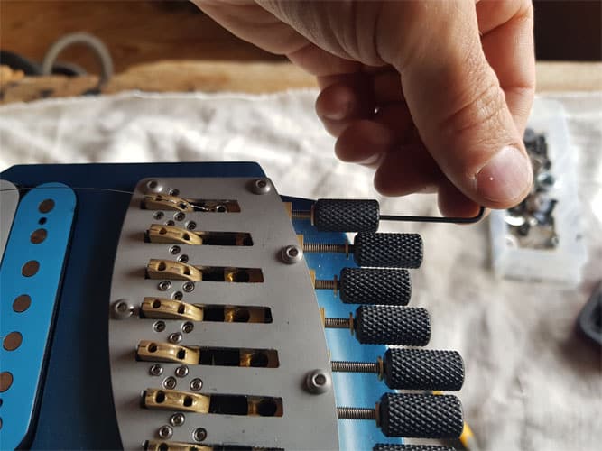 Serrage vis boule mantispa guitare Montage des cordes et réglage des pontets de la Mantispa