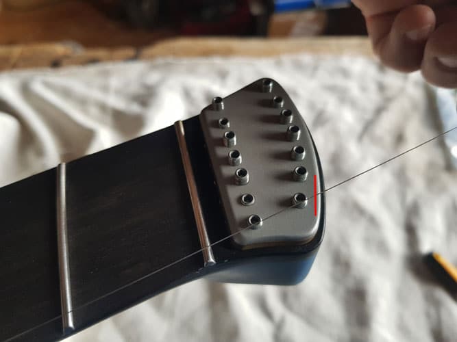 Mise en place corde guitare headless