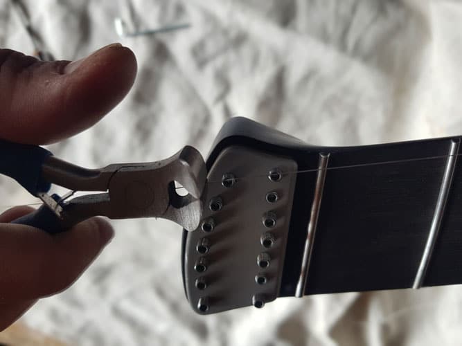 Coupe corde chevalet headless Mantispa Montage des cordes et réglage des pontets de la Mantispa