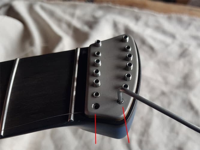 Serrage tête headless Mantispa Montage des cordes et réglage des pontets de la Mantispa