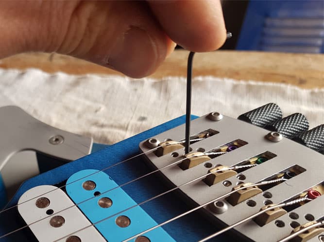 Reglage Pontet Montage des cordes et réglage des pontets de la Mantispa