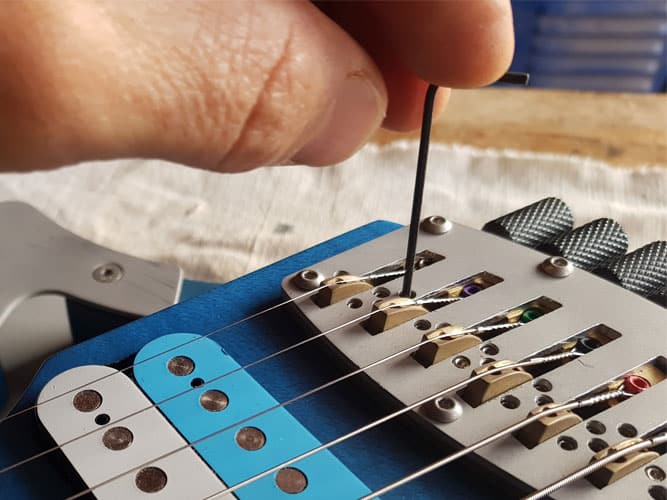 Reglage pontet Montage des cordes et réglage des pontets de la Mantispa