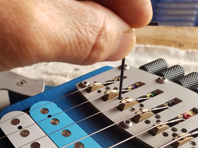 Reglage pontet Montage des cordes et réglage des pontets de la Mantispa