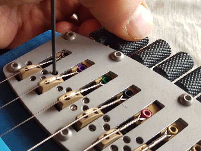 Reglage pontet
Montage des cordes et réglage des pontets de la Mantispa